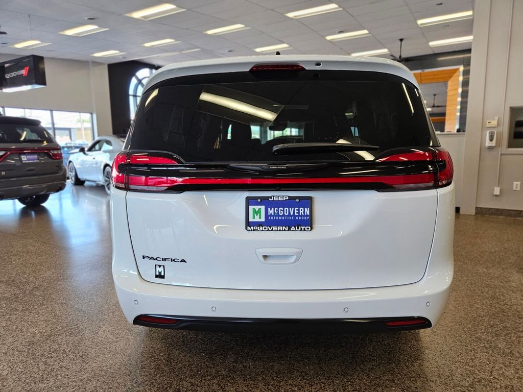 2025 Chrysler Pacifica photo 4