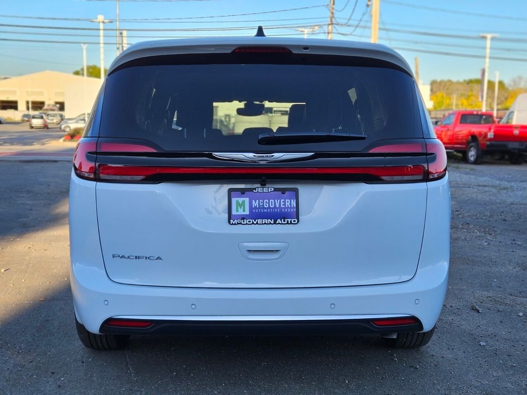 New 2026 Chrysler Pacifica Select Passenger Van