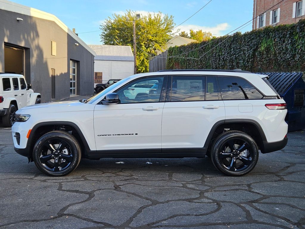 2025 Jeep Grand Cherokee Altitude X photo 2