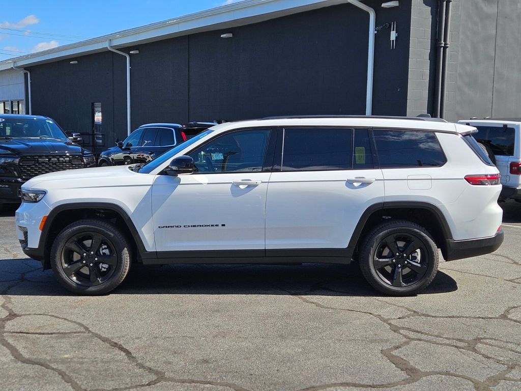 2025 Jeep Grand Cherokee Limited photo 2