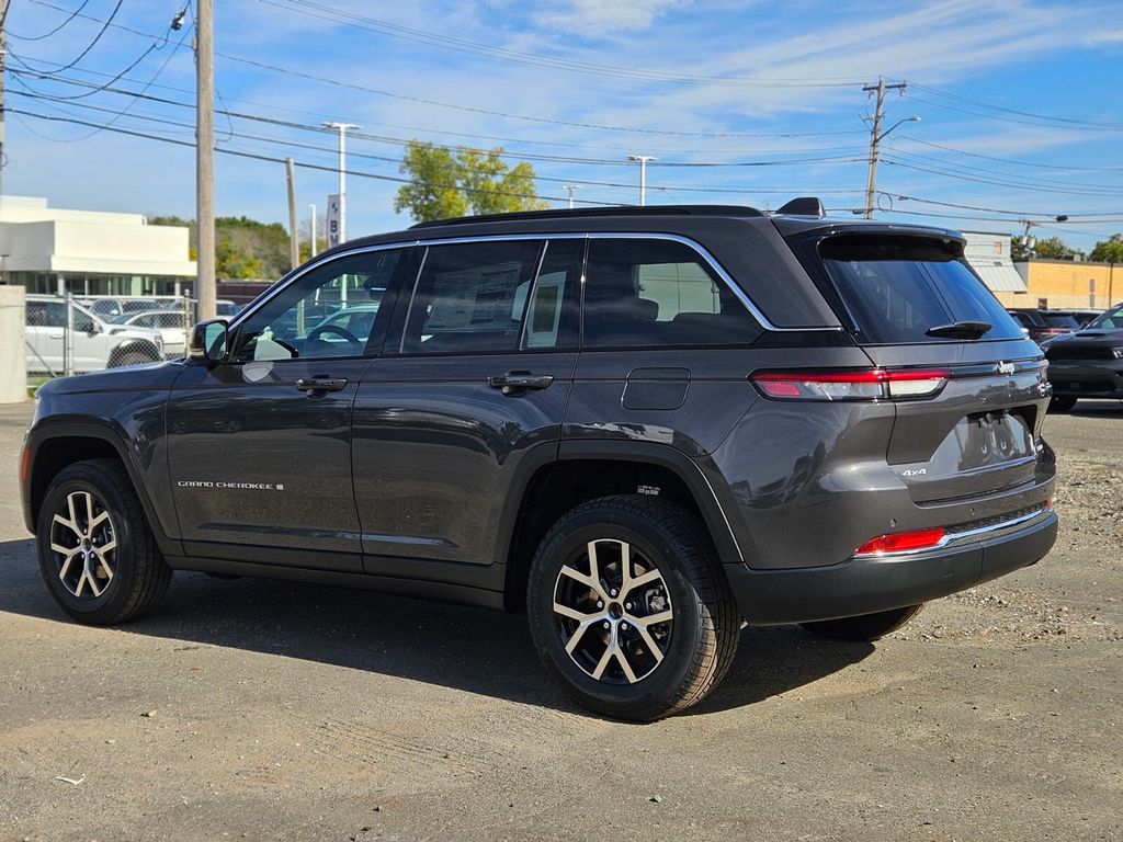 2025 Jeep Grand Cherokee Limited photo 3