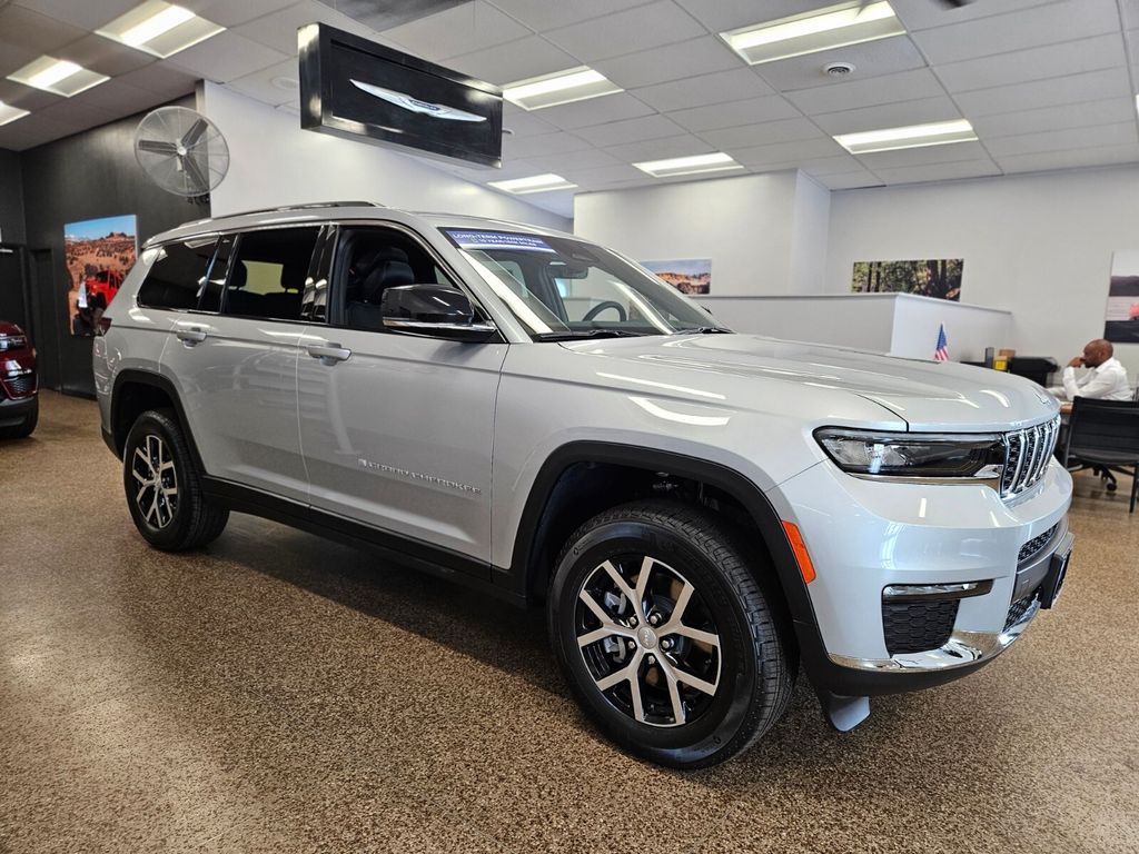 2025 Jeep Grand Cherokee Limited photo 4
