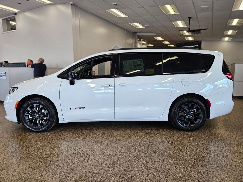 2025 Chrysler Pacifica photo 2