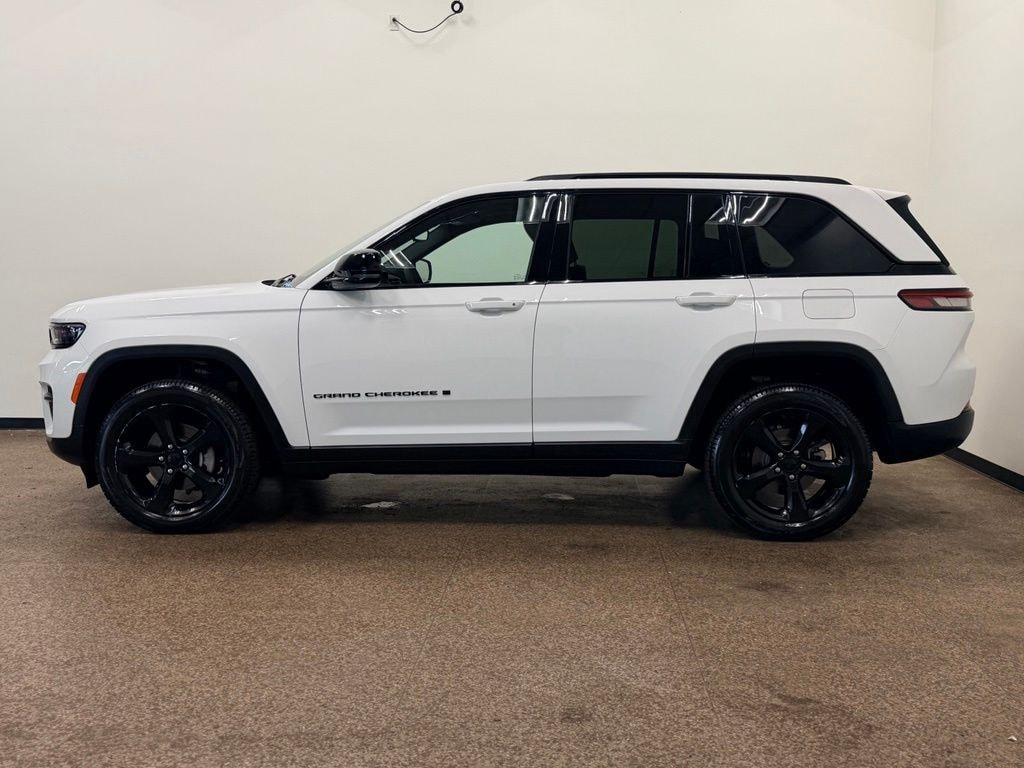 Used 2023 Jeep Grand Cherokee Laredo SUV
