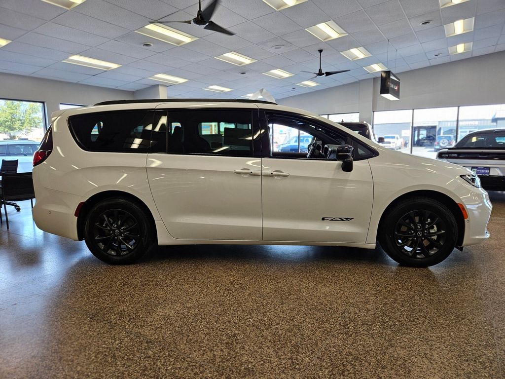 2025 Chrysler Pacifica Select - Photo 5