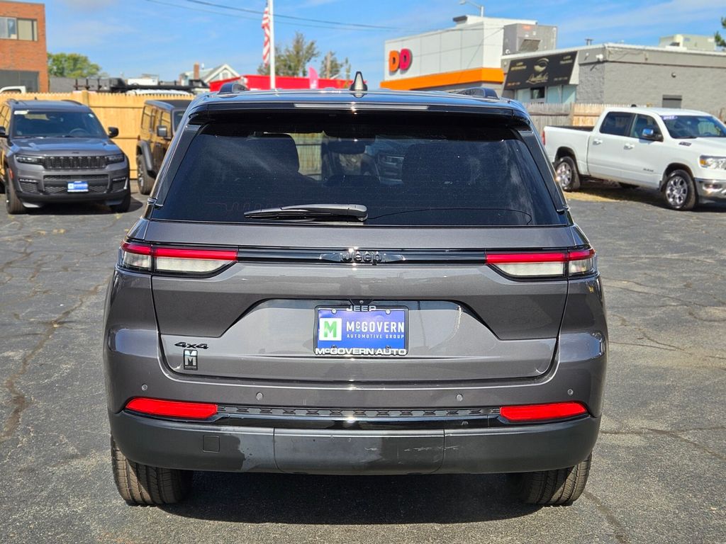 2023 Jeep Grand Cherokee Laredo photo 4