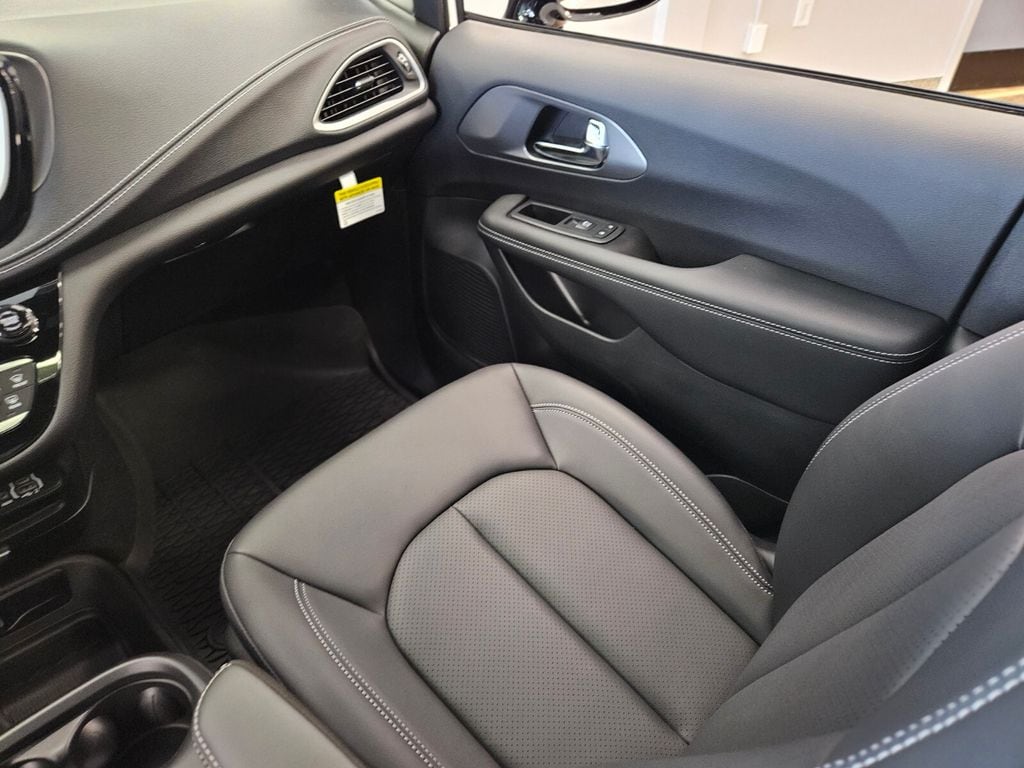 2025 Chrysler Pacifica Select - Photo 14
