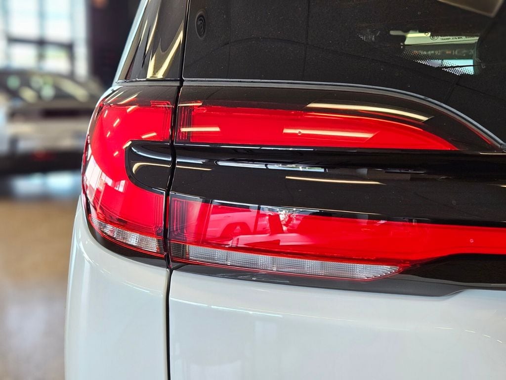 2025 Chrysler Pacifica Select - Photo 7