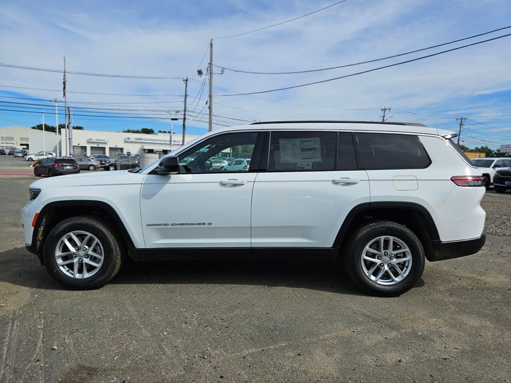 2025 Jeep Grand Cherokee Laredo photo 2