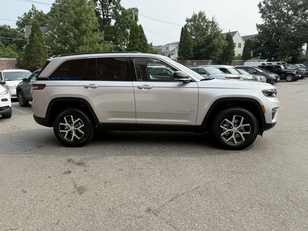 2025 Jeep Grand Cherokee Limited photo 3