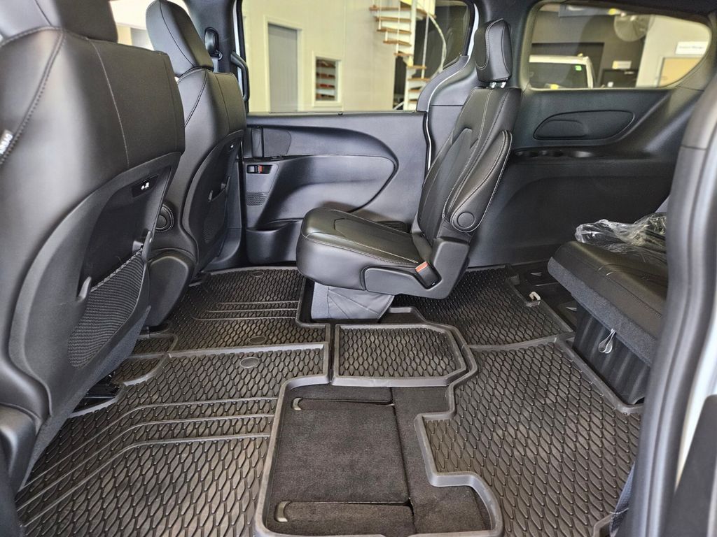 2025 Chrysler Pacifica Select - Photo 15