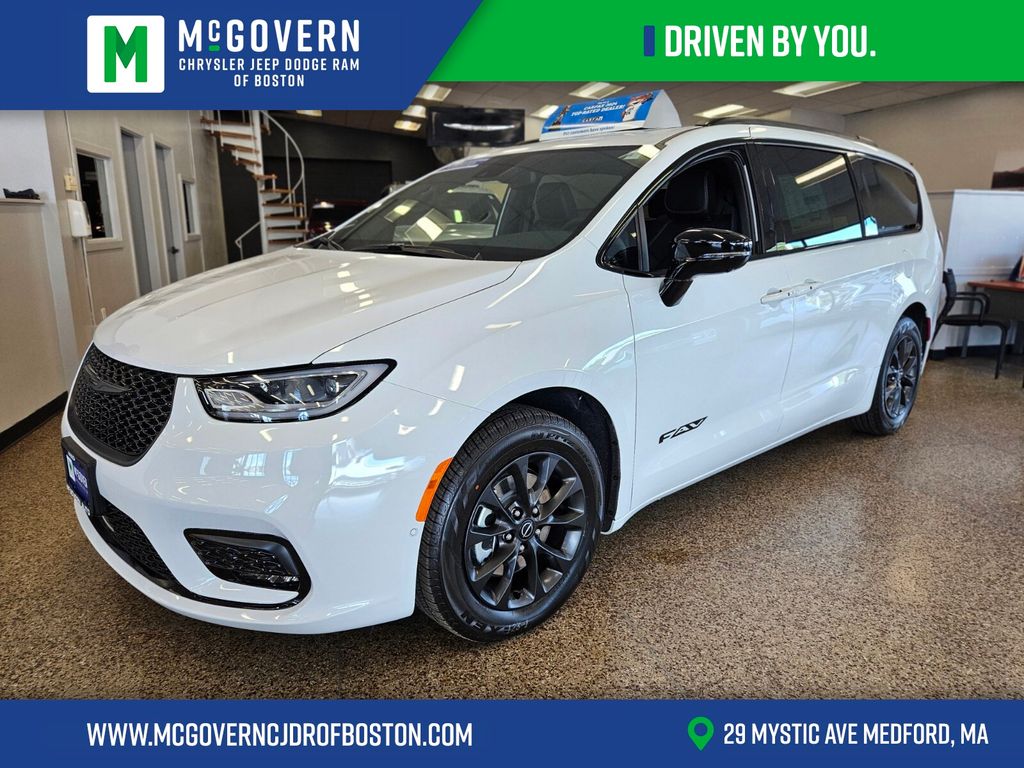 2025 Chrysler Pacifica Select's photo