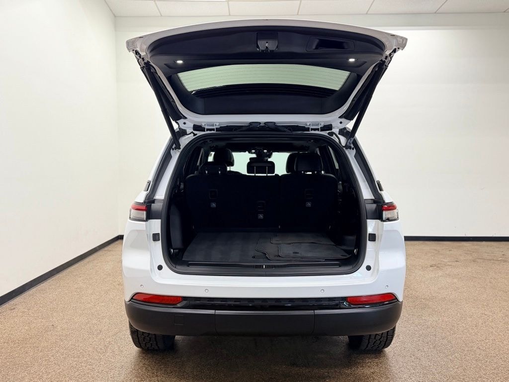 Used 2023 Jeep Grand Cherokee Laredo SUV