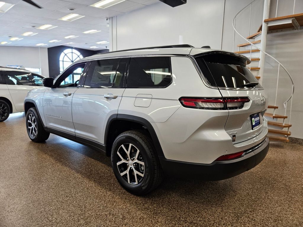 2025 Jeep Grand Cherokee Limited photo 2