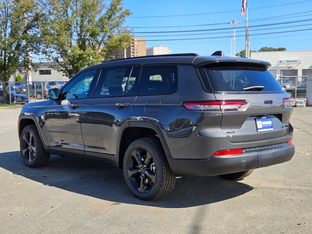 2025 Jeep Grand Cherokee Limited photo 3