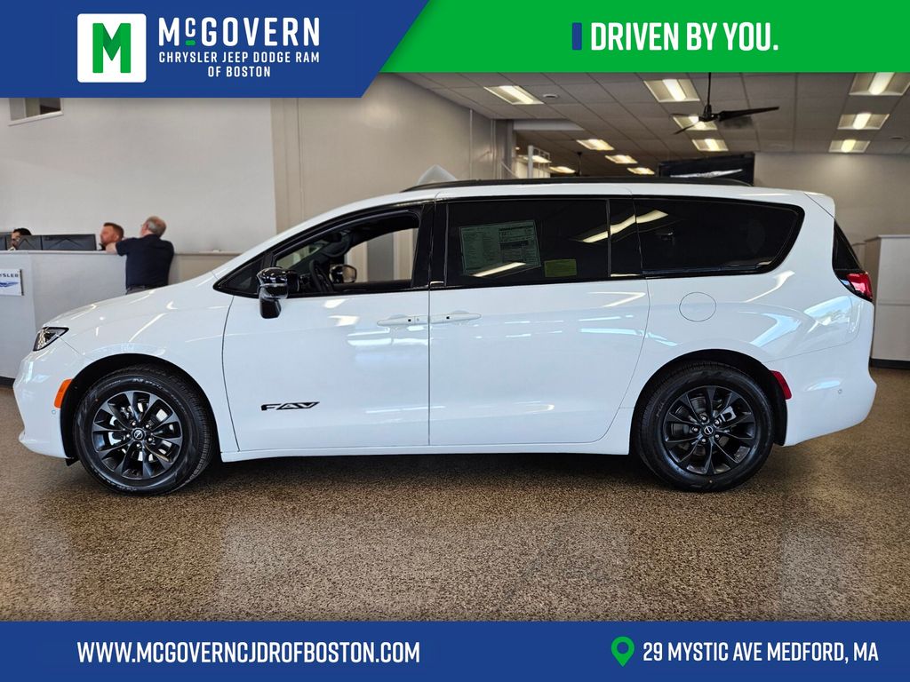 2025 Chrysler Pacifica Select's photo