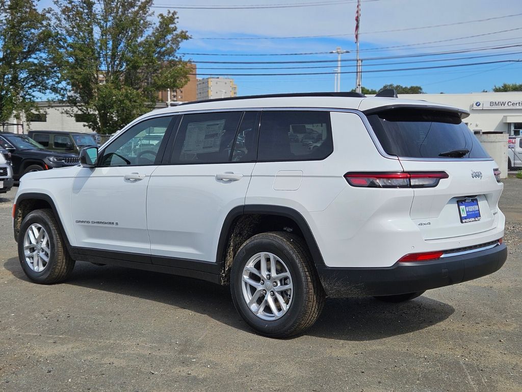 2025 Jeep Grand Cherokee Laredo photo 3