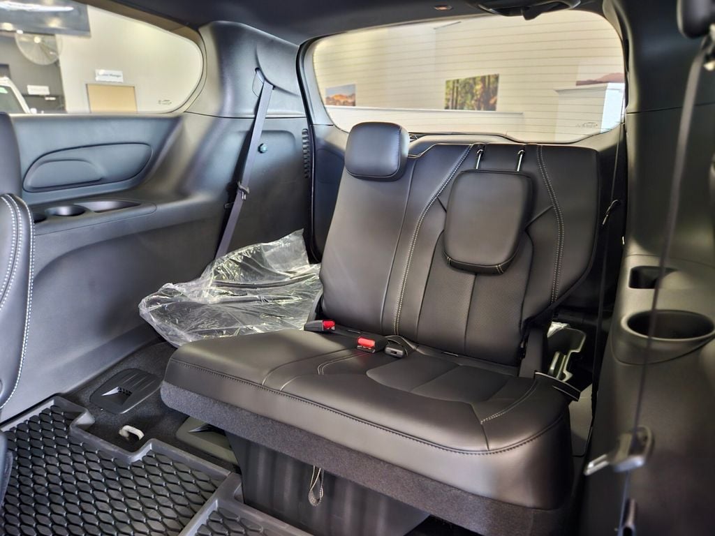2025 Chrysler Pacifica Select - Photo 16