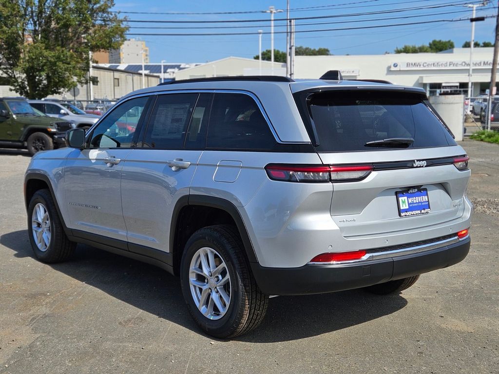 2025 Jeep Grand Cherokee Laredo X photo 3