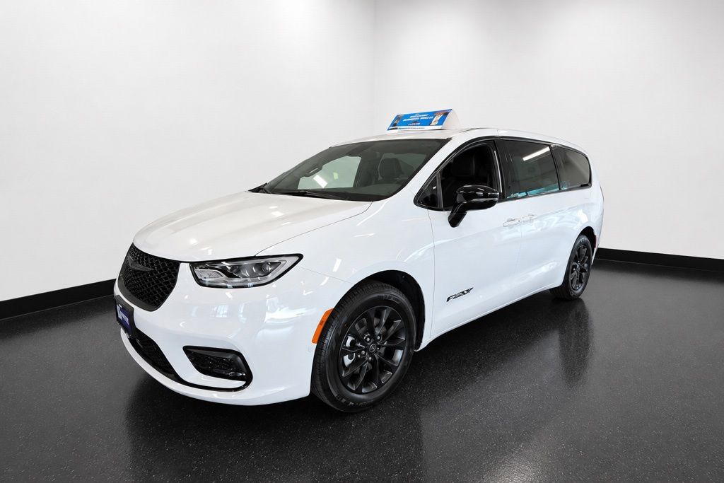 2025 Chrysler Pacifica Select - Photo 31