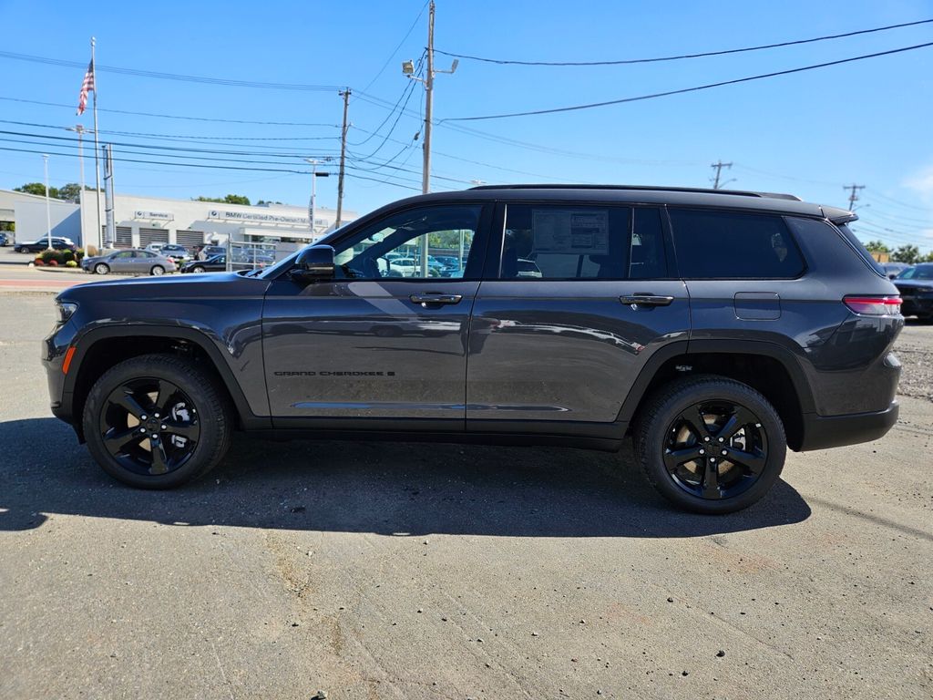 2025 Jeep Grand Cherokee Limited photo 2