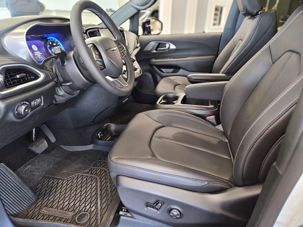 2025 Chrysler Pacifica Select - Photo 18