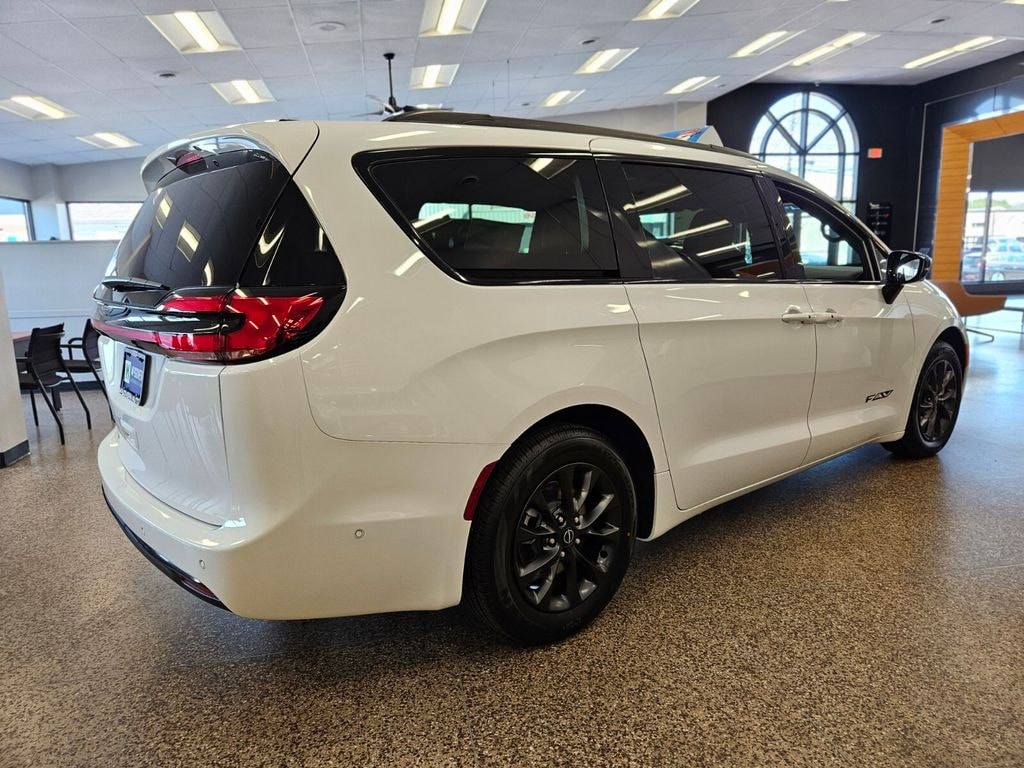 New 2025 Chrysler Pacifica Select Passenger Van