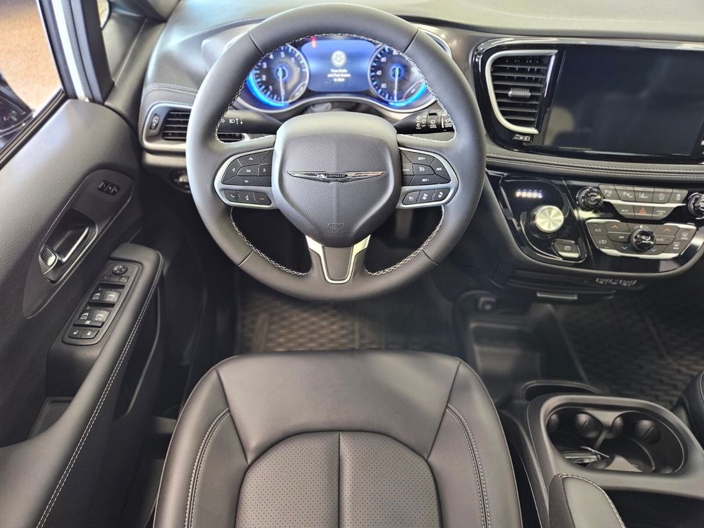 2025 Chrysler Pacifica Select - Photo 12