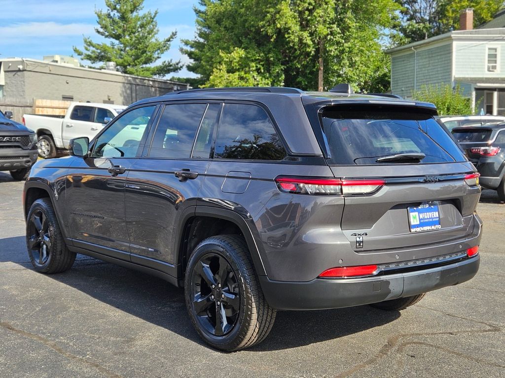 2023 Jeep Grand Cherokee Laredo photo 3