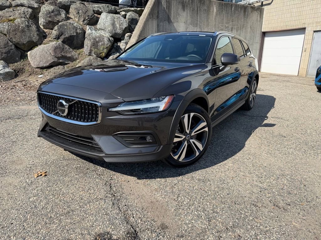 2025 Volvo V60 Cross Country
