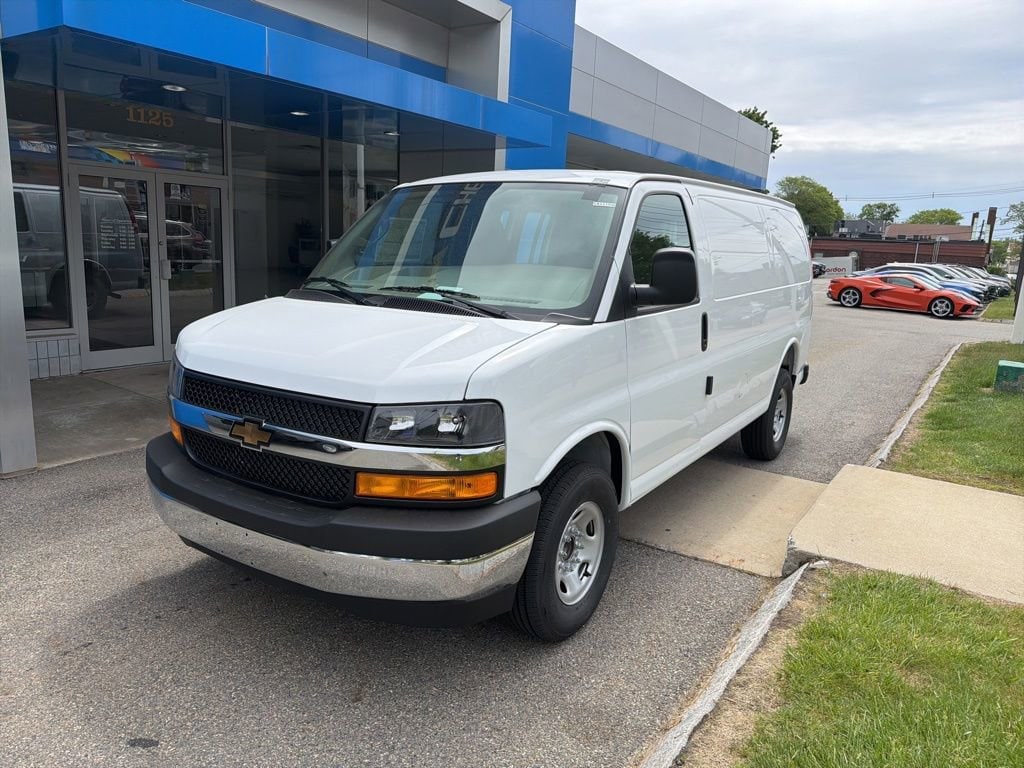 2026 Chevrolet Express 2500 Work Van HD's photo