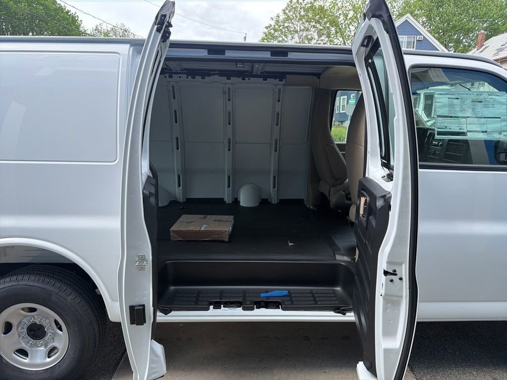 2026 Chevrolet Express Cargo Work Van - Photo 24