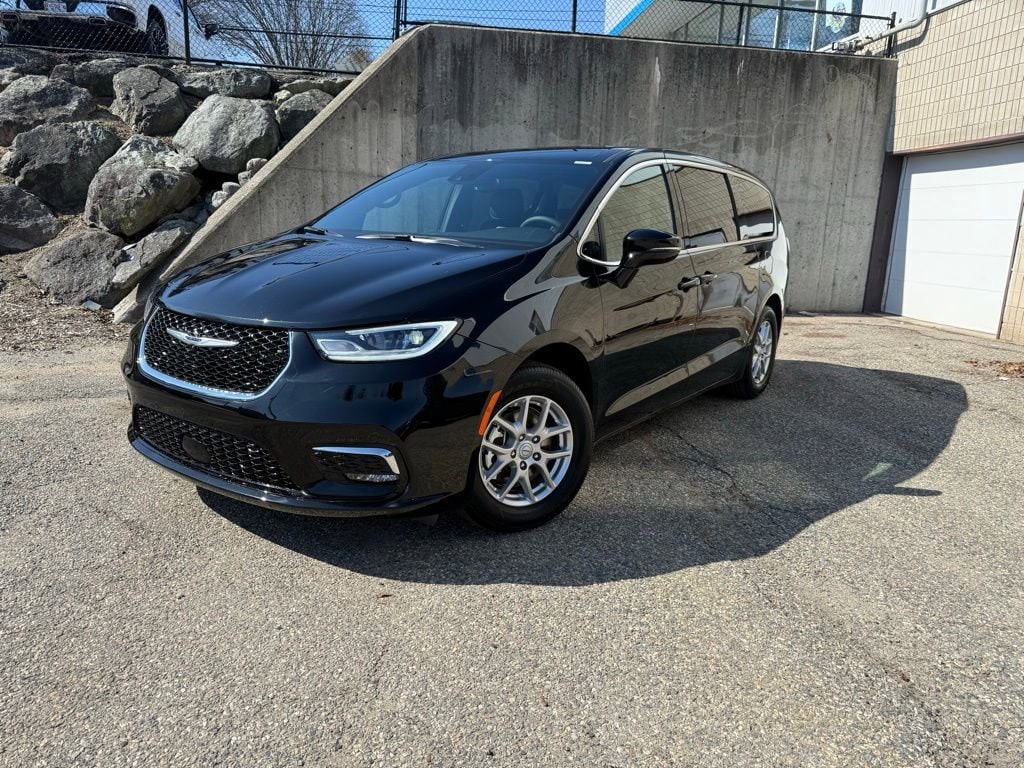 2026 Chrysler Pacifica Select's photo