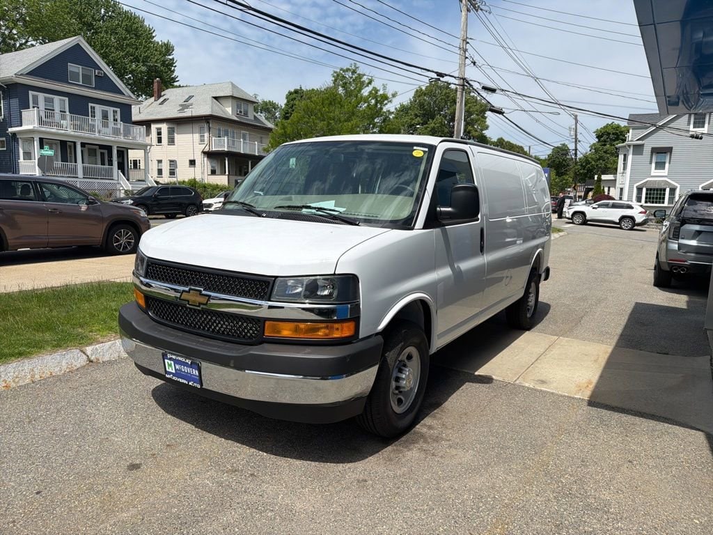 2026 Chevrolet Express 2500 Work Van HD's photo