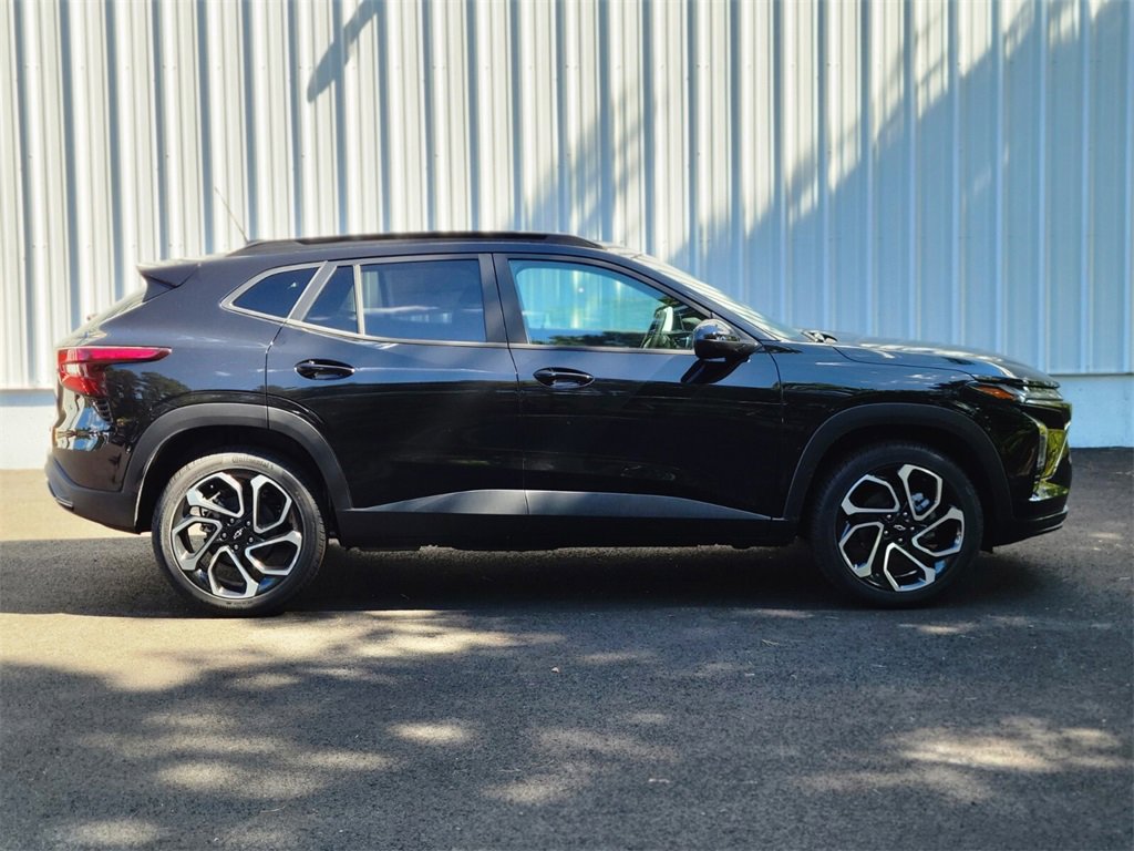 2025 Chevrolet Trax photo 2