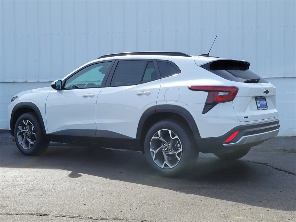 2025 Chevrolet Trax LT photo 3