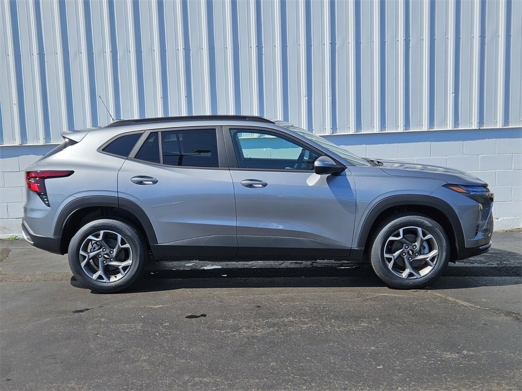 2025 Chevrolet Trax LT photo 2