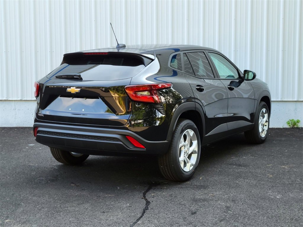 2025 Chevrolet Trax LS photo 2