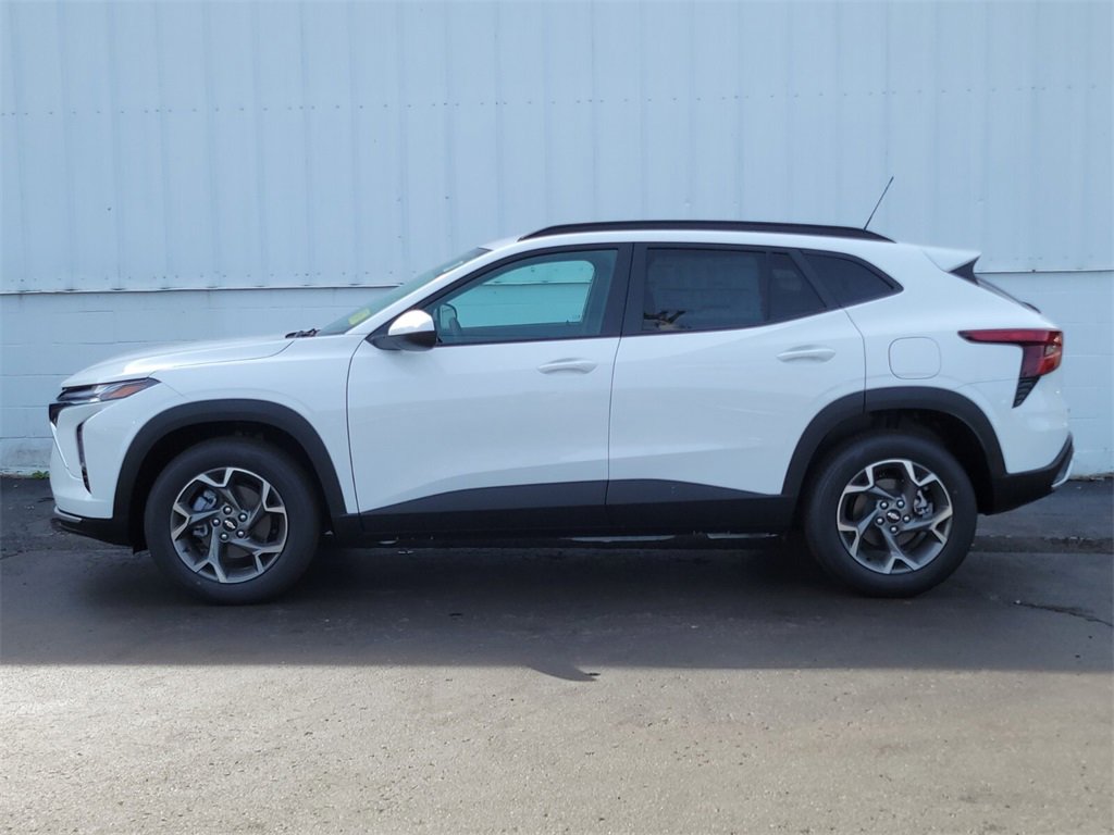 2025 Chevrolet Trax LT photo 2