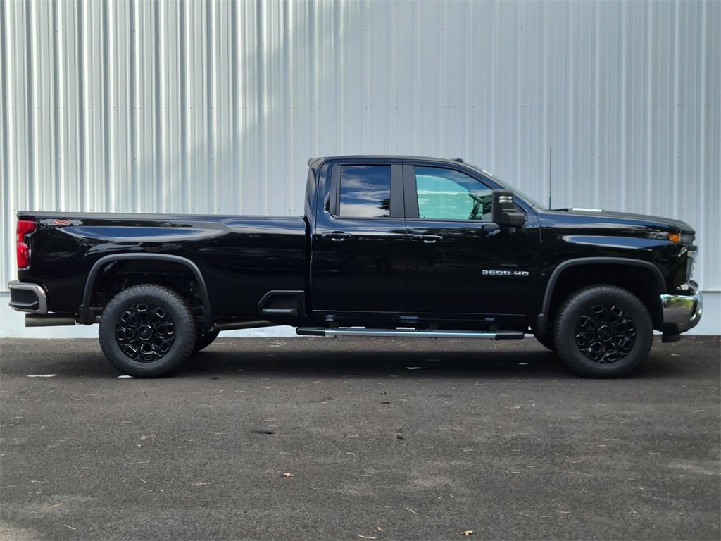 2025 Chevrolet Silverado 3500HD LT photo 2