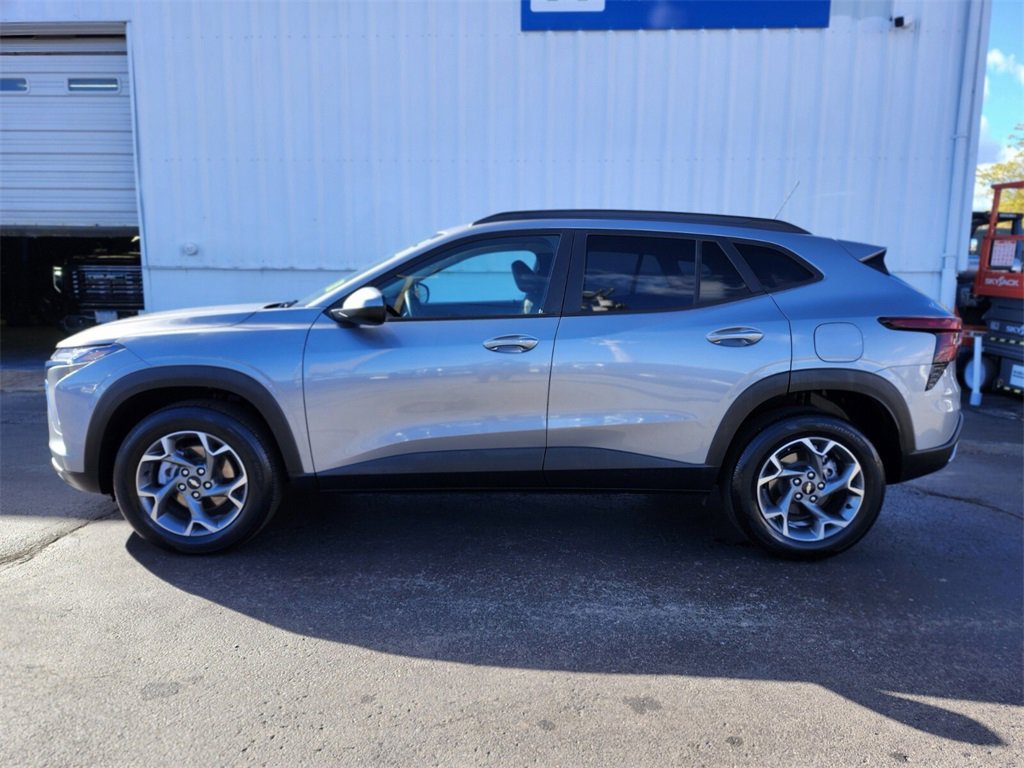 2024 Chevrolet Trax LT photo 2