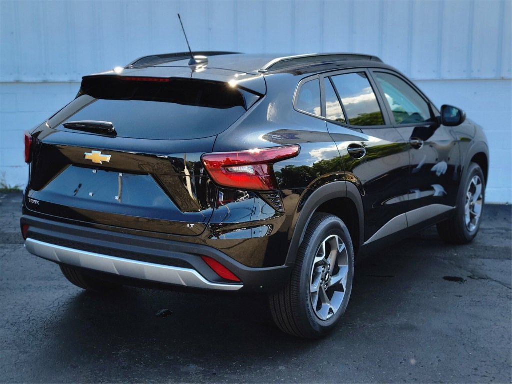 2025 Chevrolet Trax LT photo 2