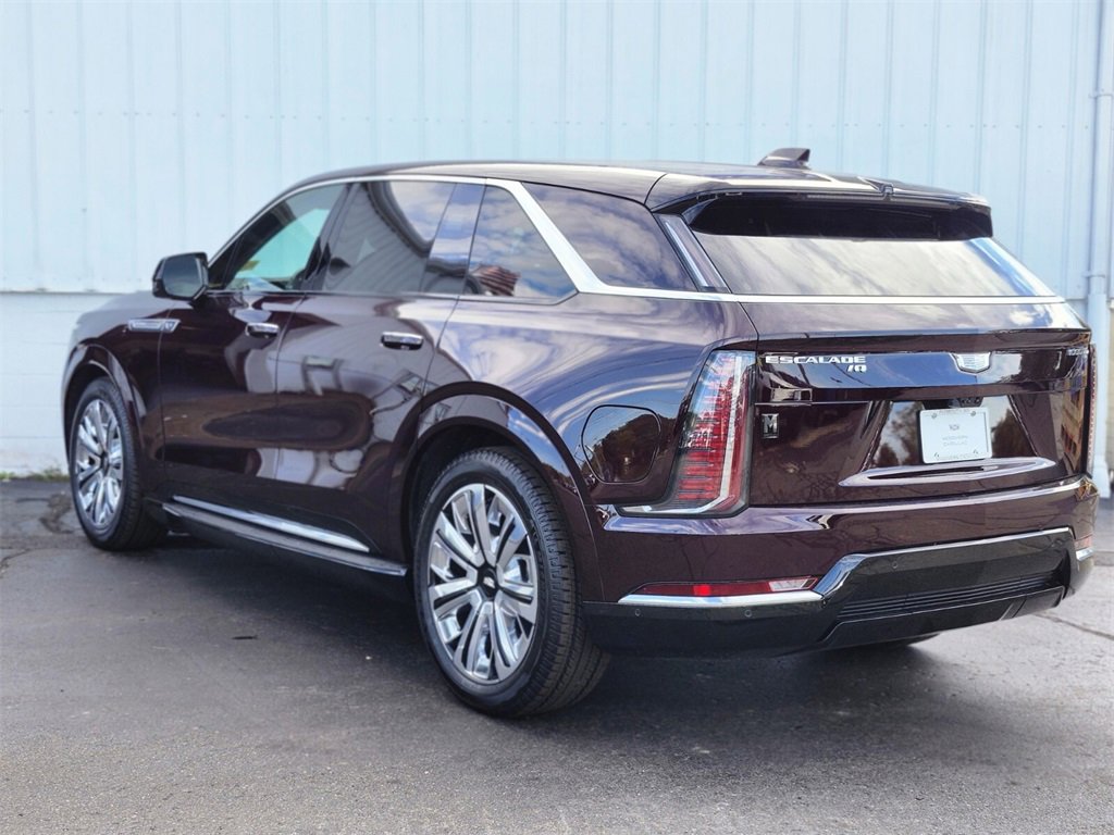 2025 Cadillac Escalade IQ Luxury photo 3