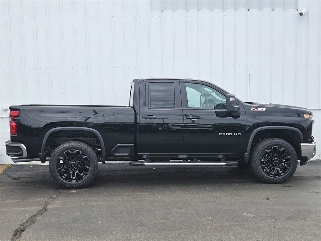 2025 Chevrolet Silverado 2500HD LT photo 2