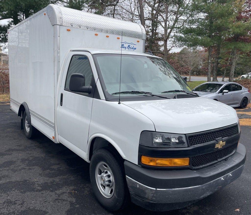 2025 Chevrolet Express 3500 Cutaway Van photo 3