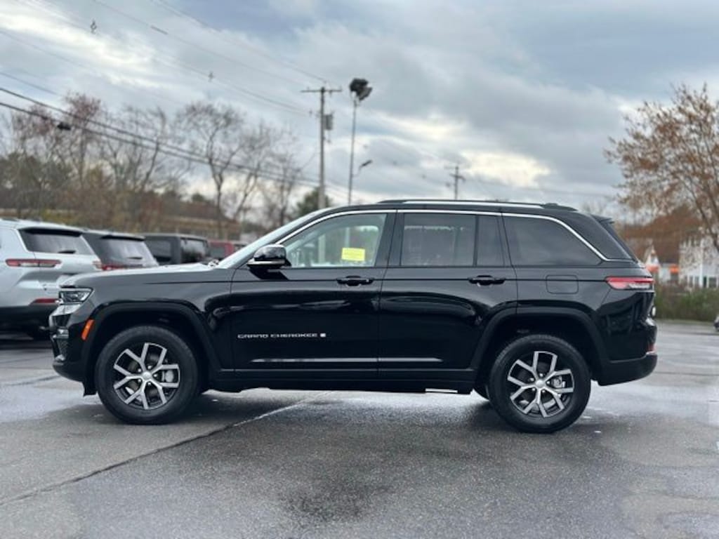Used 2023 Jeep Grand Cherokee Limited w/ Panoramic Sunroof SUV