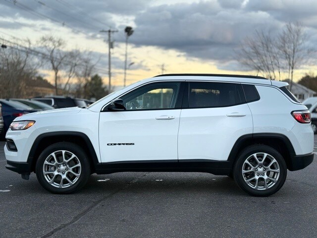 2024 Jeep Compass Latitude Lux photo 2
