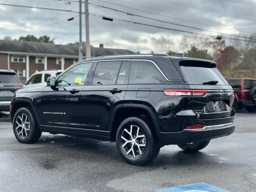 Used 2023 Jeep Grand Cherokee Limited w/ Panoramic Sunroof SUV
