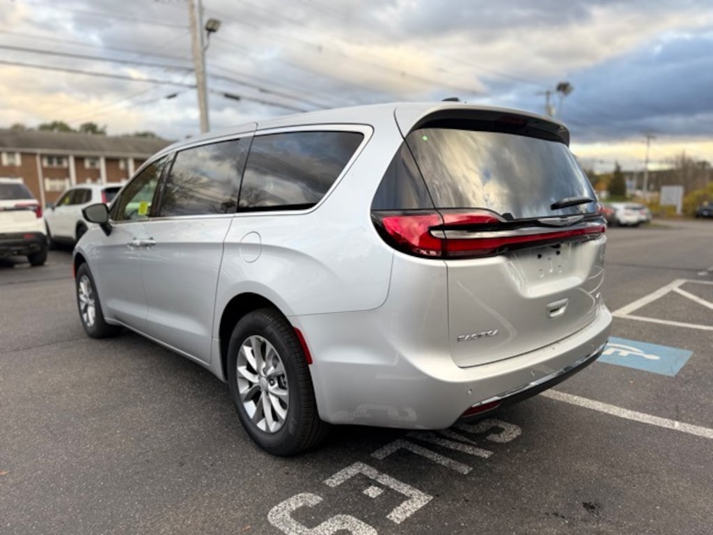 New 2026 Chrysler Pacifica Select Passenger Van