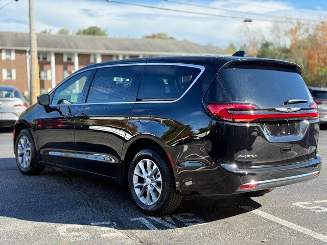 2026 Chrysler Pacifica photo 2